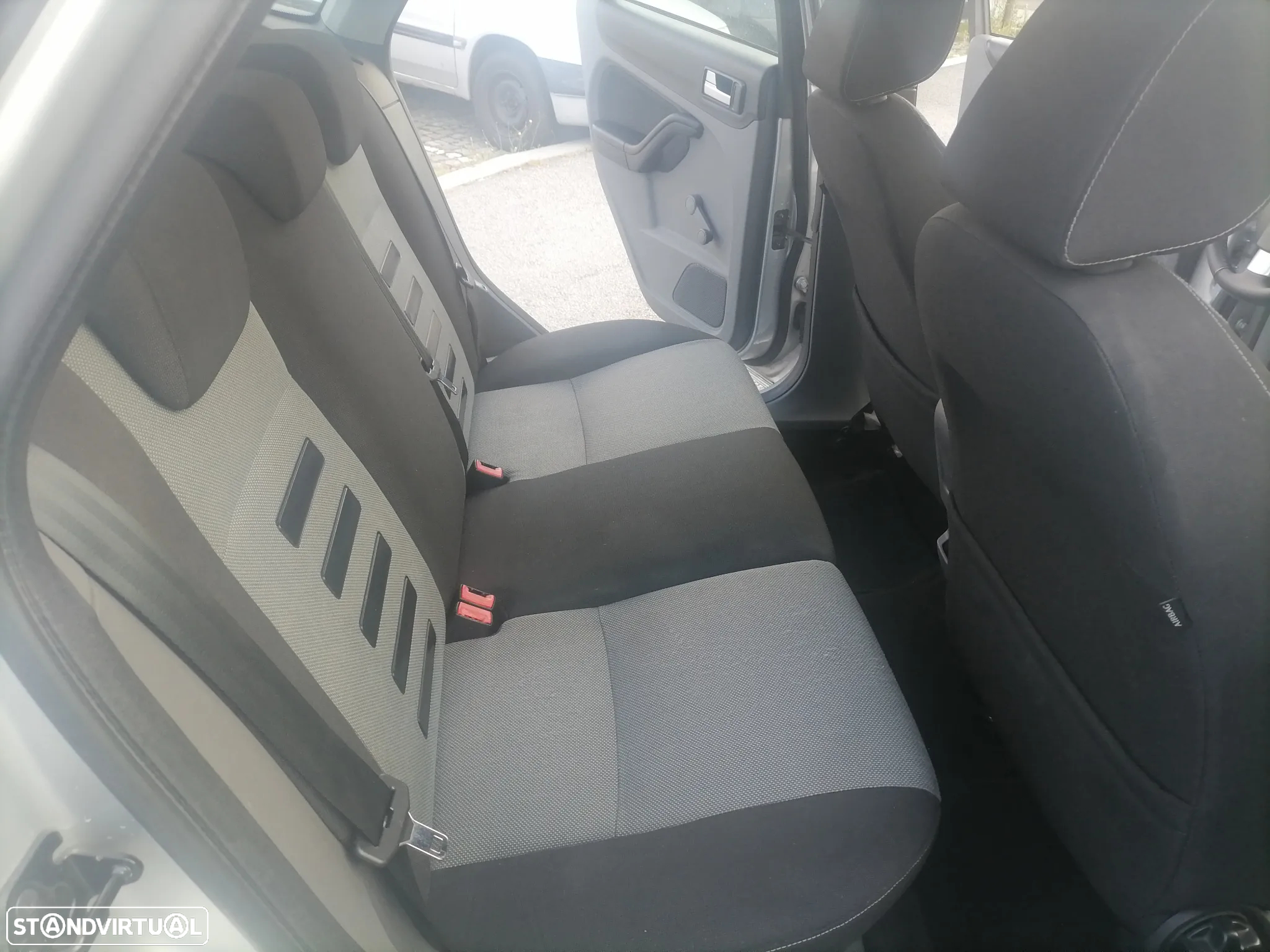 Ford Focus 1.4 16V Trend - 9