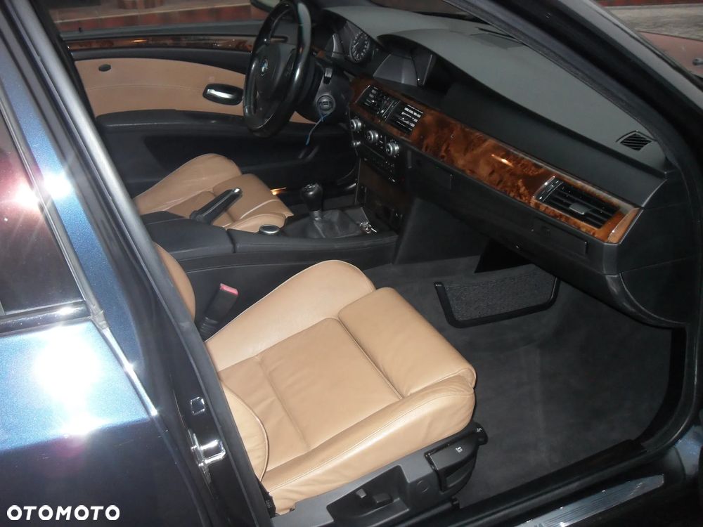BMW Seria 5 530d xDrive Touring - 11