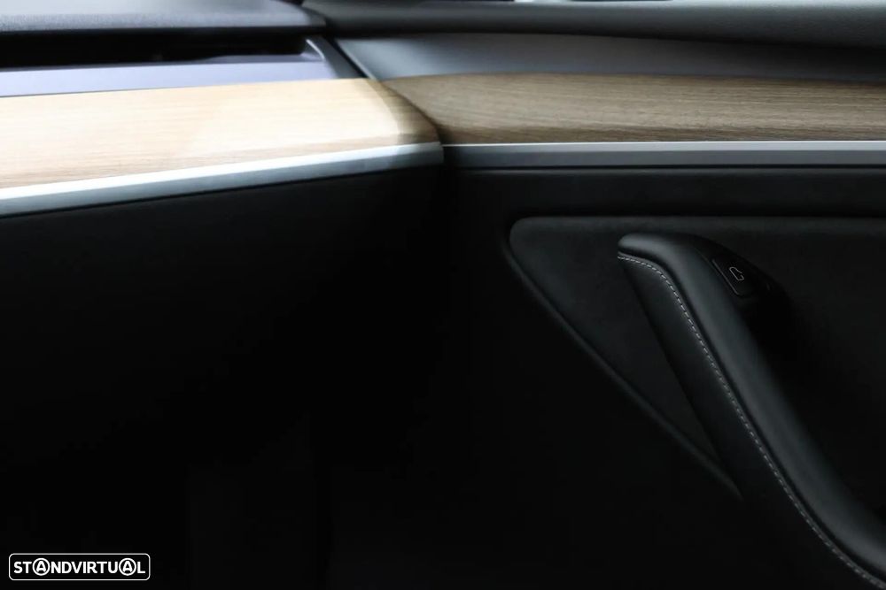 Tesla Model Y Long Range Dual Motor AWD - 29