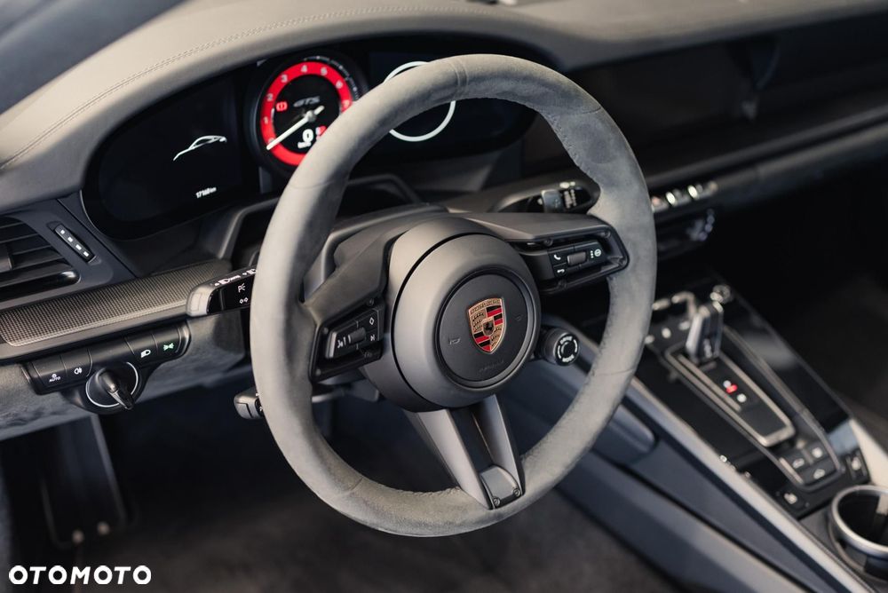 Porsche 911 Carrera 4 GTS - 26