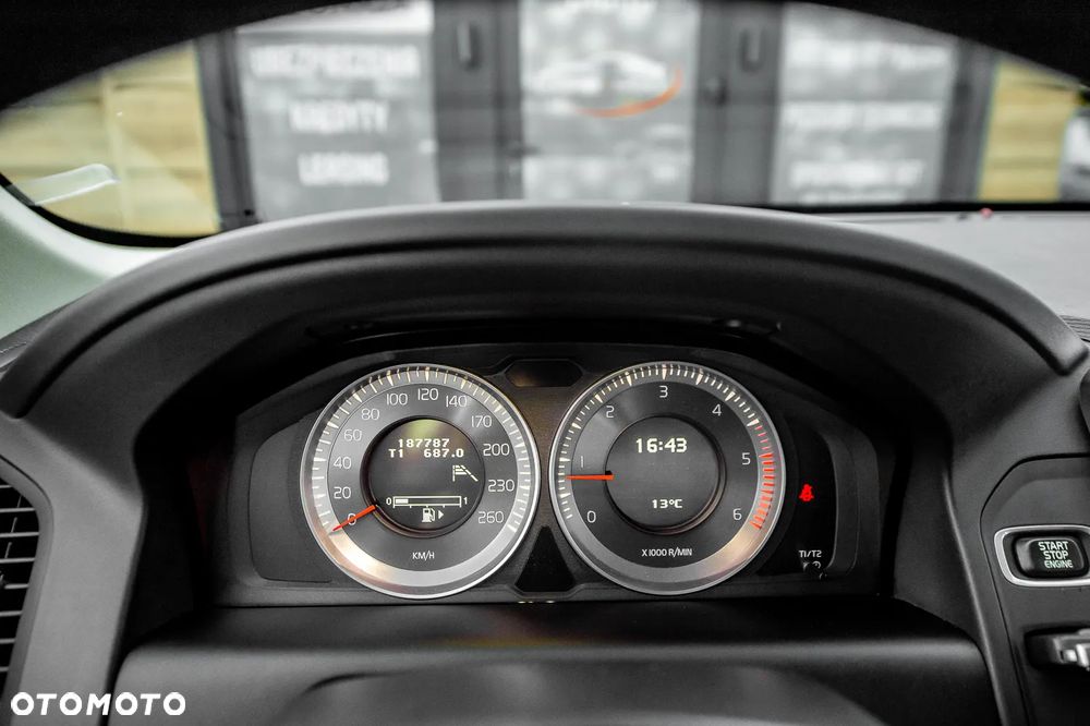 Volvo XC 60 2.4D AWD R-Design - 26