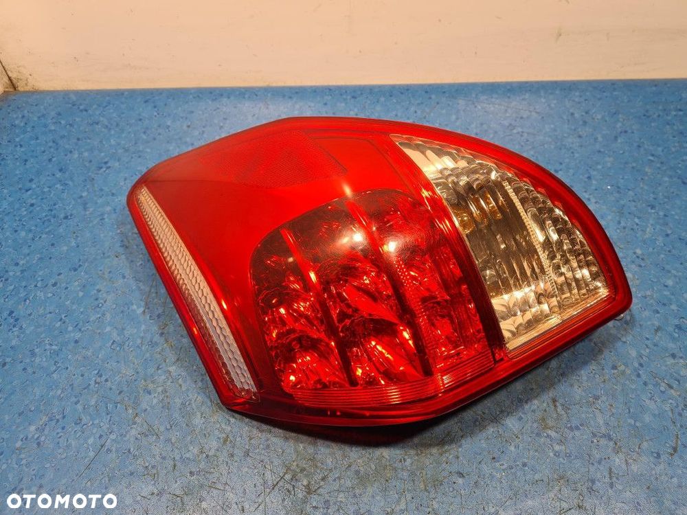 TOYOTA RAV4 III LAMPA TYŁ PRAWA ZEWNĘTRZNA - 3