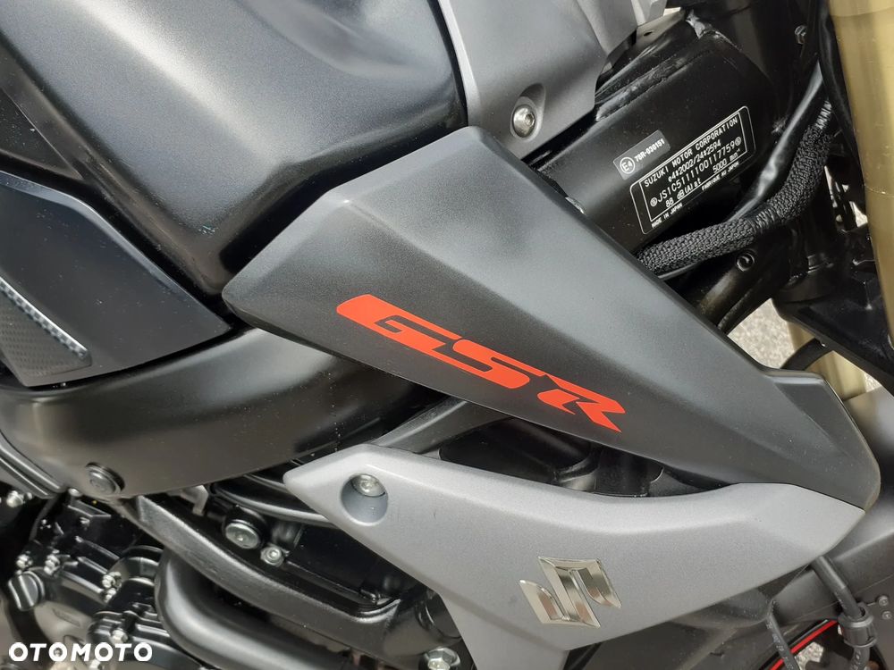 Suzuki GSR - 5