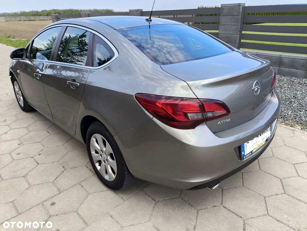 Opel Astra 1.4 T Executive - 3