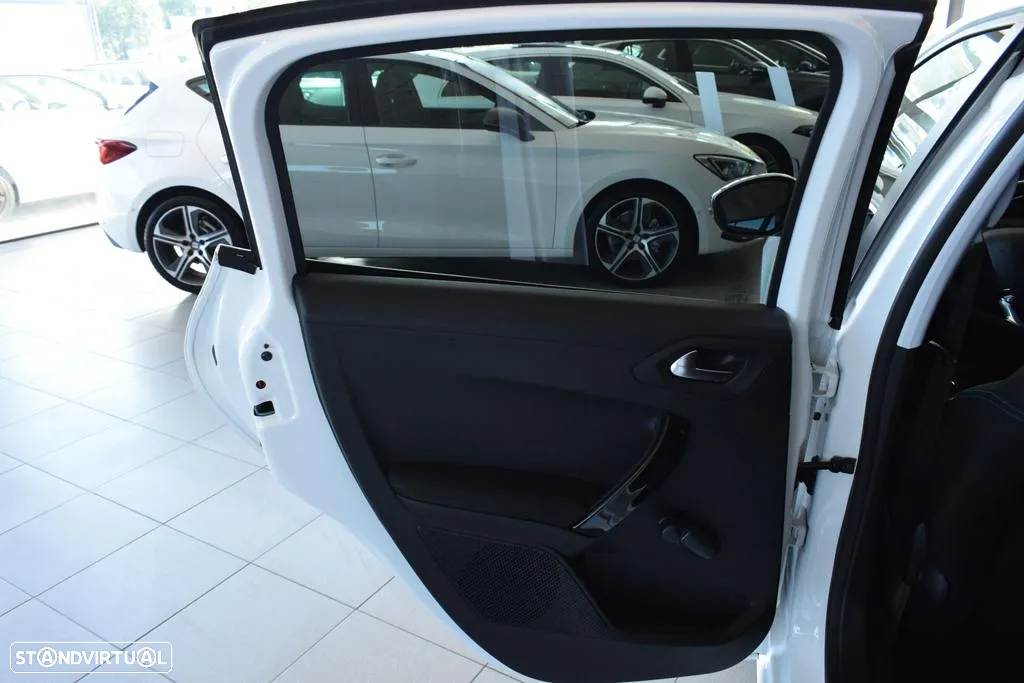 Peugeot 208 1.2 PureTech Signature - 32