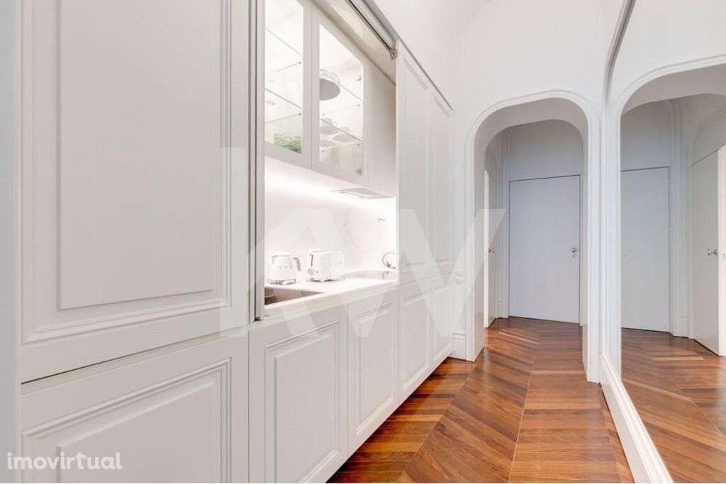 Apartamento inserido em Prédio do século XIX em localização premium e - Grande imagem: 3/49