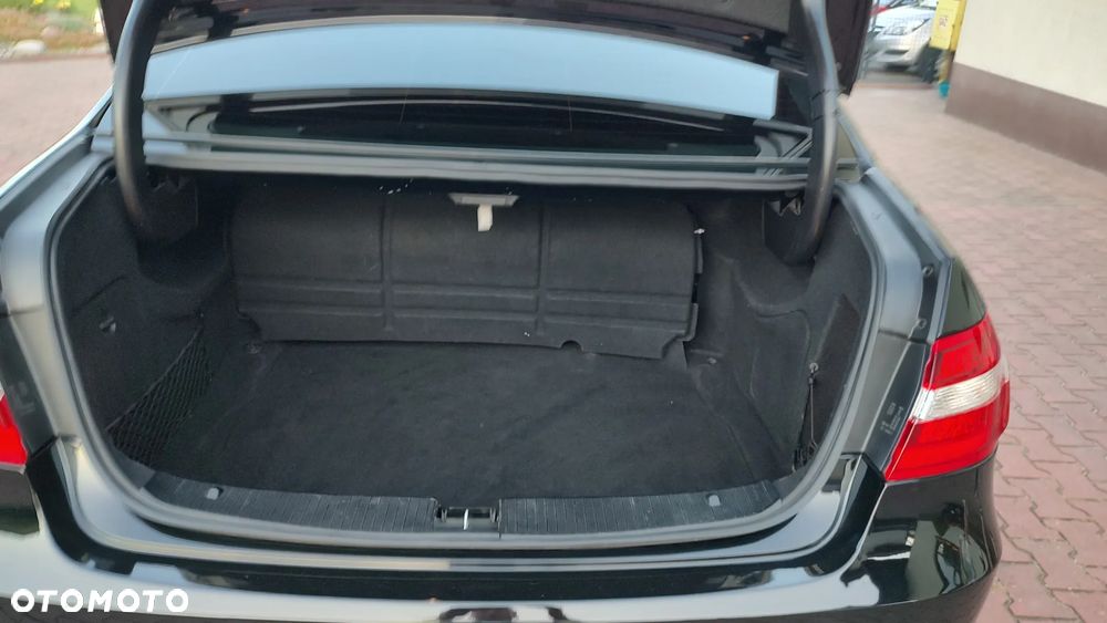 Mercedes-Benz Klasa E 200 NGT BlueEffICIENCY Elegance - 11