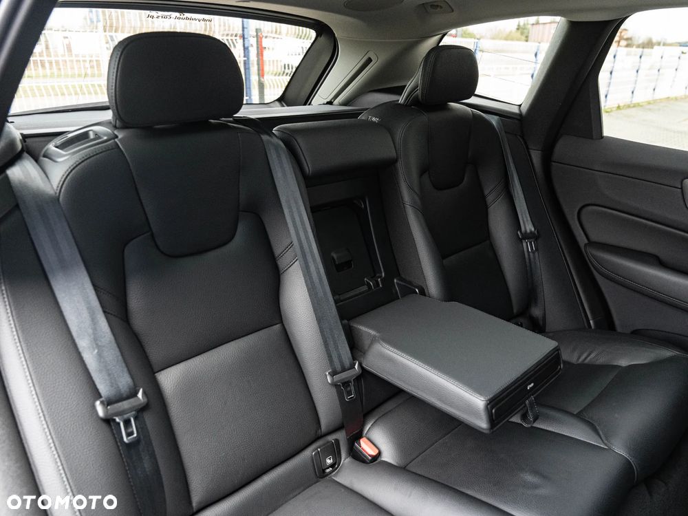 Volvo XC 60 B4 B Plus Dark - 26