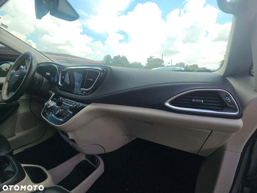 Chrysler Pacifica - 17