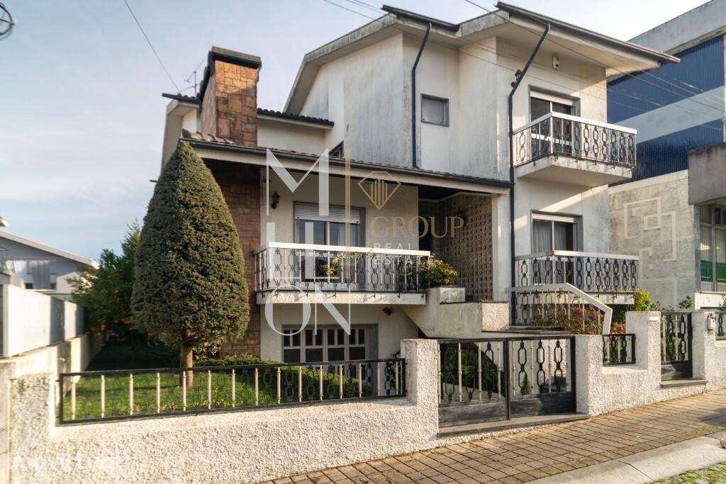 Moradia T4+1 com 4 Frentes e Excelente Exposição Solar em Pedrouços - Grande imagem: 3/30