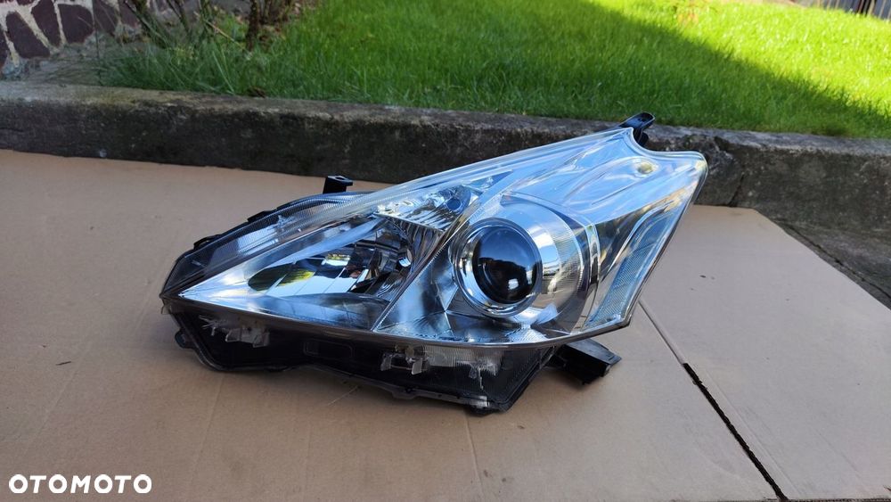 Toyota Prius Plus  12-16 Lampa Przód Przednia Lewa Oryginał - 1