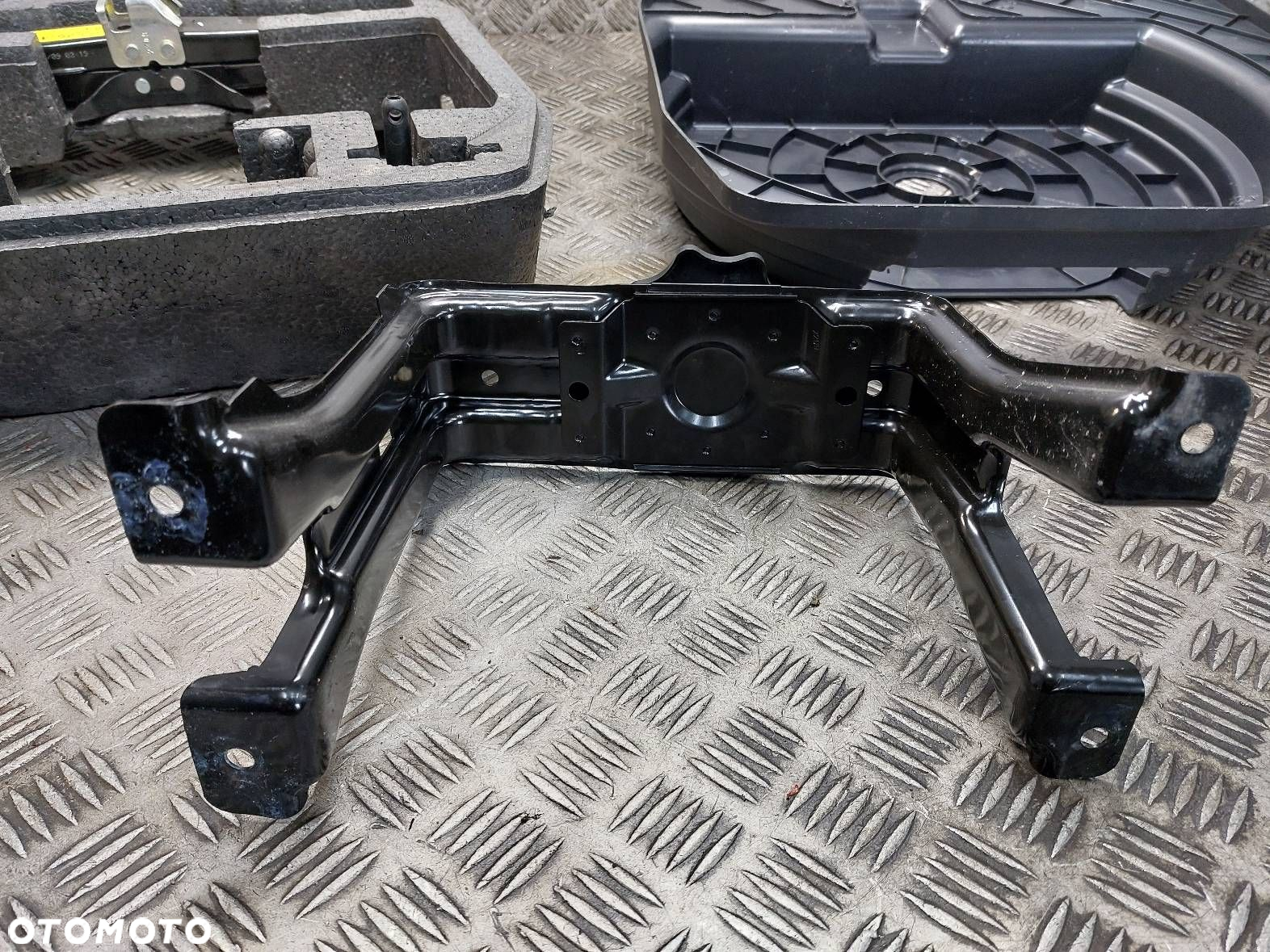 LEWAREK PODNOŚNIK SAMOCHODOWY UCHO AUDI A5 8T 8K0011031D 1120 KG - 3