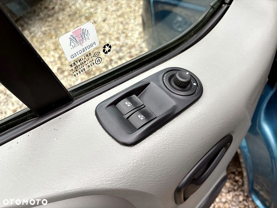 Renault TRAFIC 2.0 dCi na łańcuchu 6 biegów Klima Nawigacja Skóra Elektryka B ładnie utrzymany Oryg 217 tys km 1 Właściciel Bagażnik dachowy Drabina 2007 rok - 17