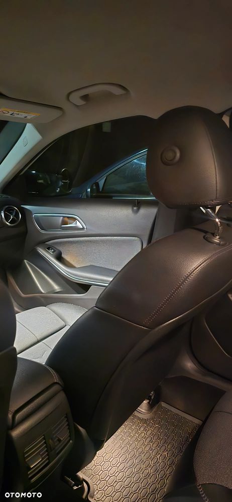 Mercedes-Benz GLA 180 d 7G-DCT - 13