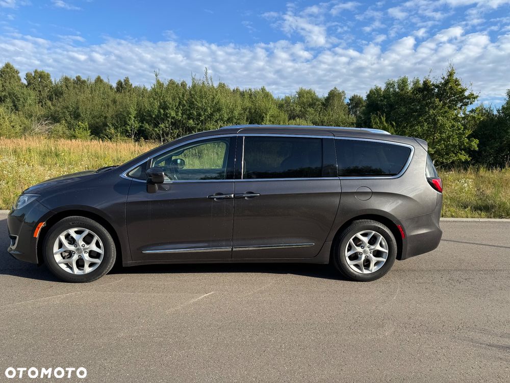 Chrysler Pacifica - 2