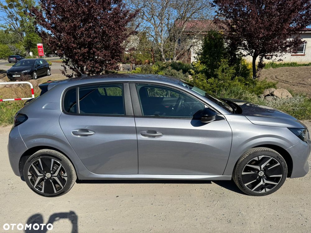 Peugeot 208 - 8