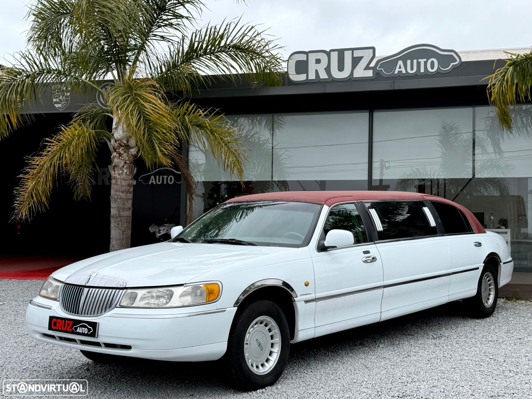 Lincoln Town Car - 24
