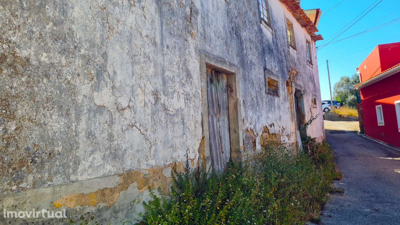 terreno e ruina sem telhado - Grande imagem: 2/16