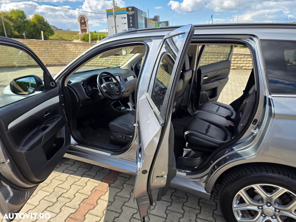 Mitsubishi Outlander 2.0 4WD Plug-In Hybrid Top - 26