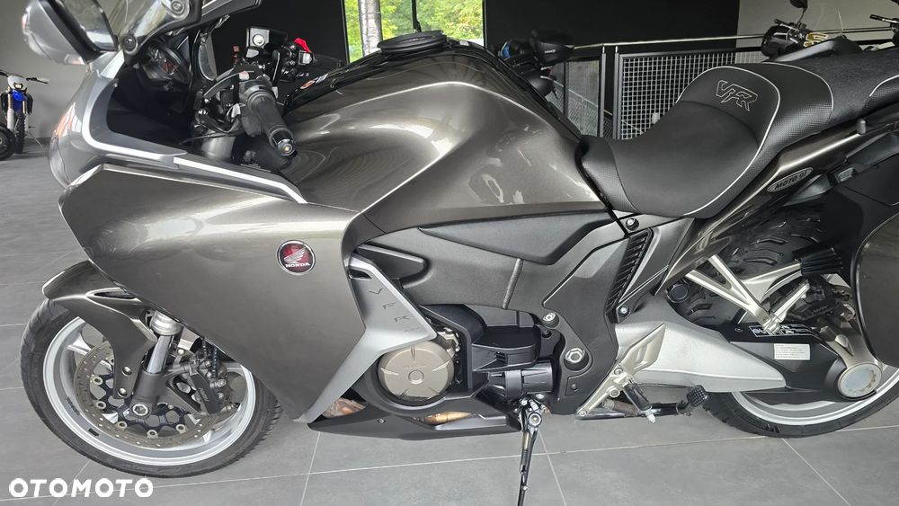 Honda VFR - 15