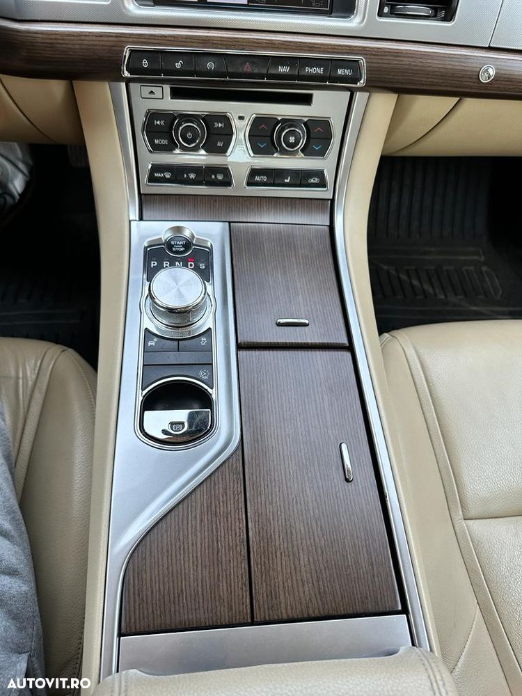 Jaguar XF 2.2D - 9