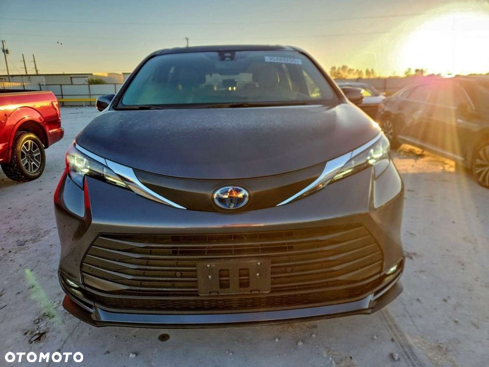 Toyota Sienna - 6