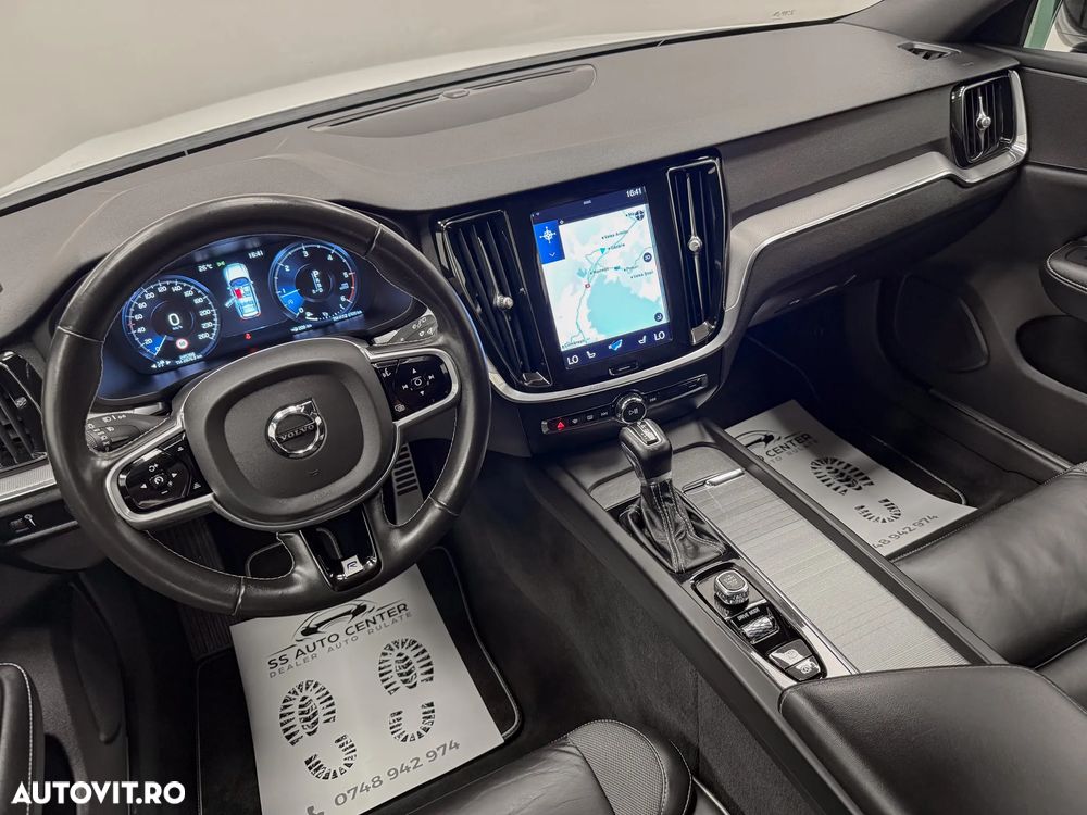 Volvo V60 D4 R-Design - 24