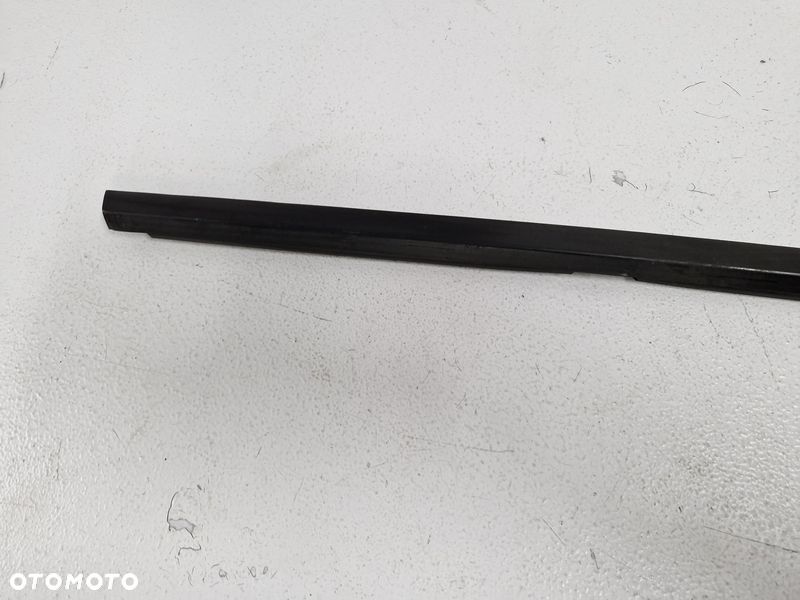 FIAT 500X LISTWA ZGARNIAJĄCA DRZWI PRAWY PRZÓD PRAWA PRZEDNIA CZARNA - 3