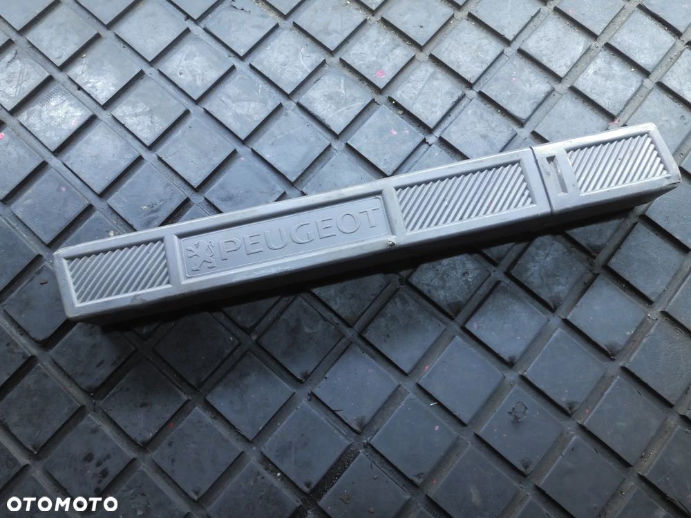 TRÓJKĄT OSTRZEGAWCZY PEUGEOT ORYGINAŁ - 1