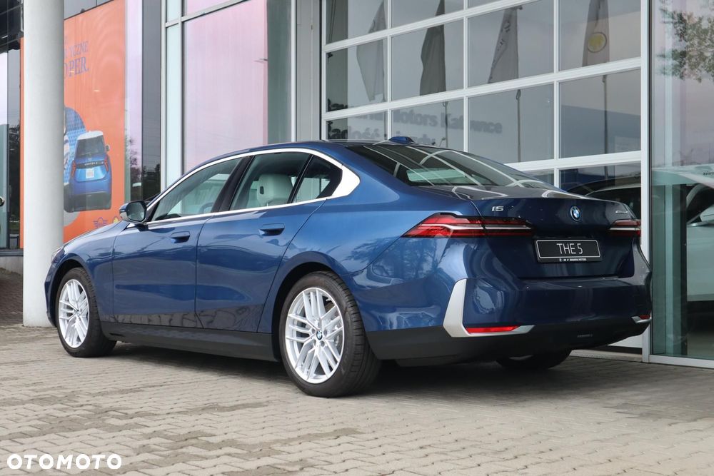 BMW i5 - 4