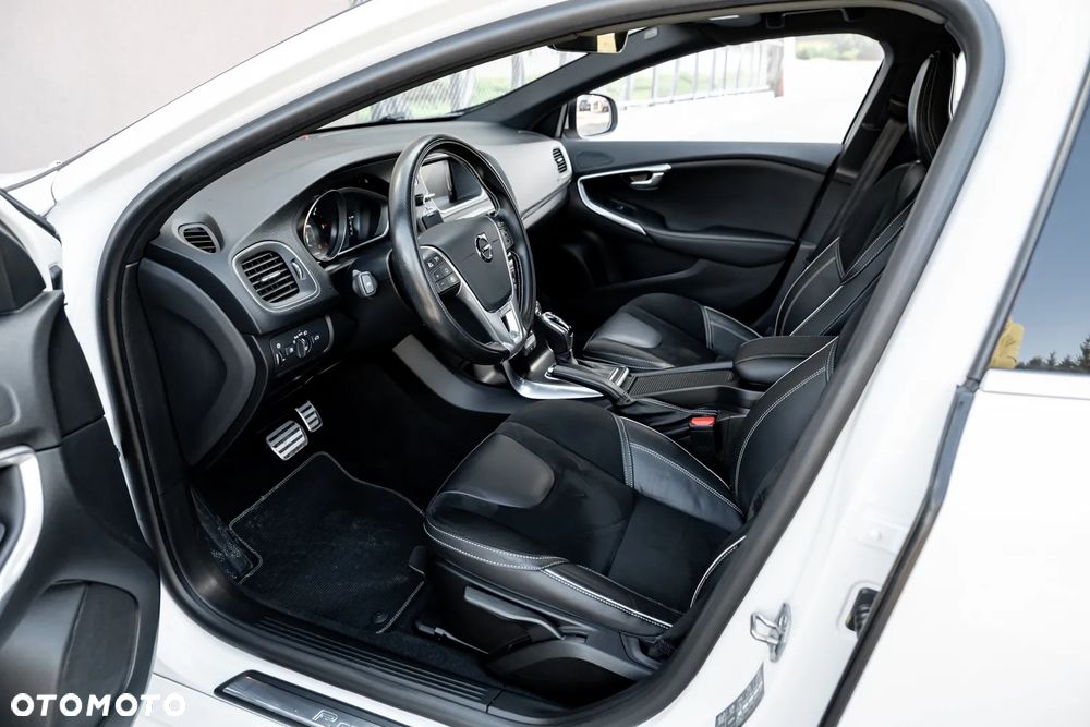 Volvo V40 D3 Geartronic RDesign - 36