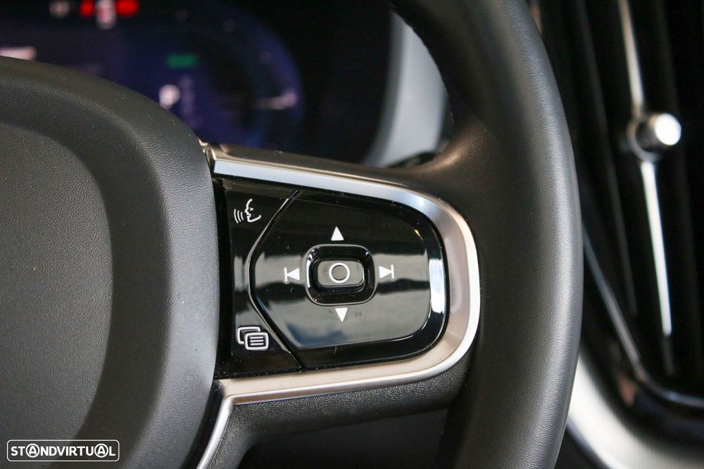 Volvo XC 60 2.0 T6 PHEV Plus Dark AWD — fotografia 25