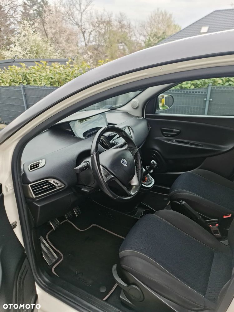 Lancia Ypsilon 1.2 8V Momo S&S - 12