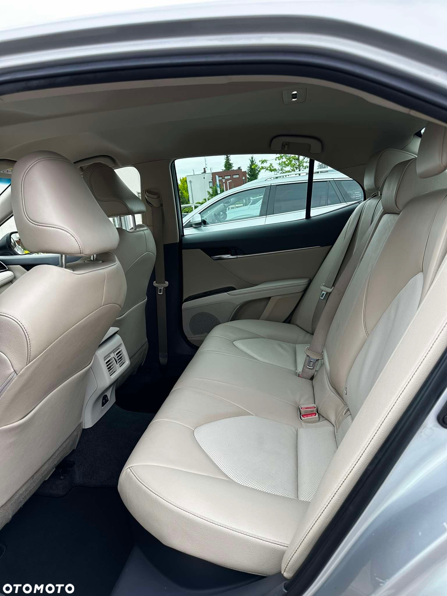 Toyota Camry 2.5 Hybrid Executive CVT - 10