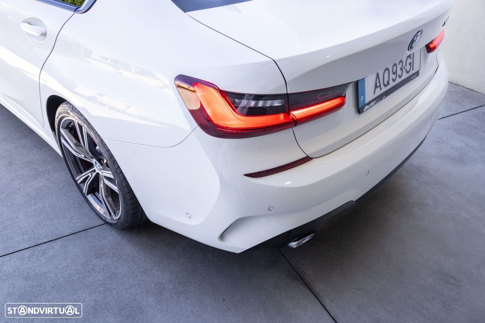 BMW 330 e Pack Desportivo M Pro Auto - 12