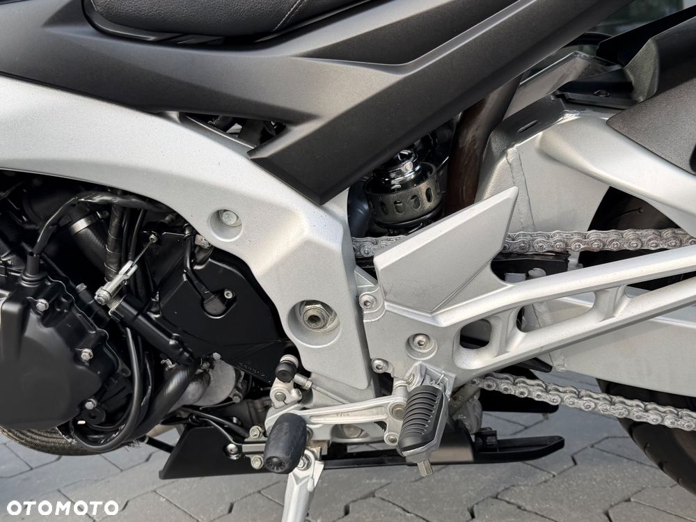 Suzuki GSR - 33