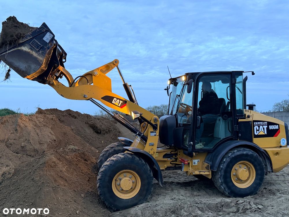 Caterpillar Ładowarka łamana 906M Cat łyżka widły 907 908 5 6 ton SZYBKOZŁĄCZE HYDRAULICZNE dodatkowe linie ZAMIATARKA za dopłatą - 1
