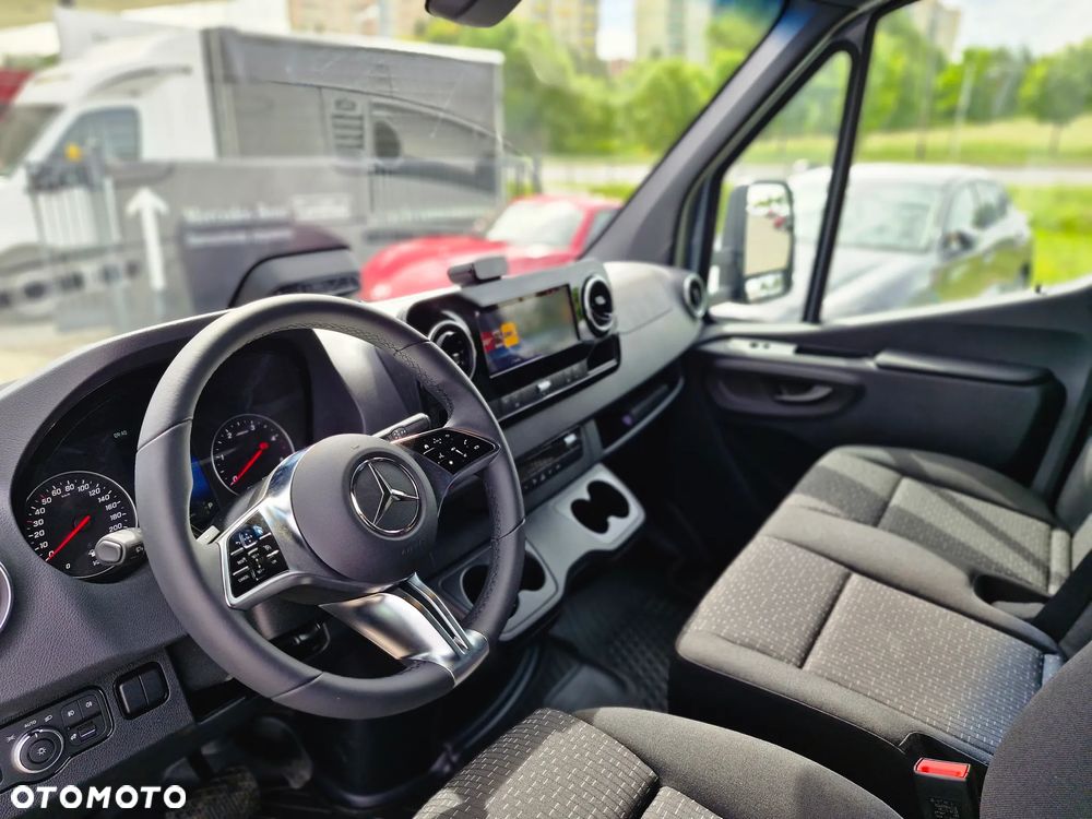 Mercedes-Benz Sprinter - 12