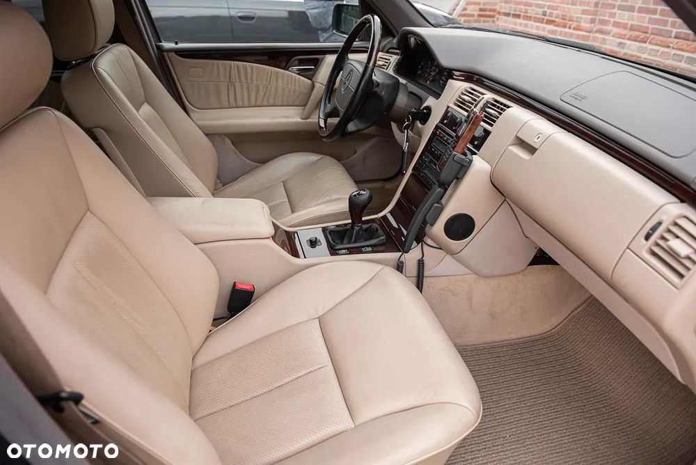 Mercedes-Benz Klasa E - 26