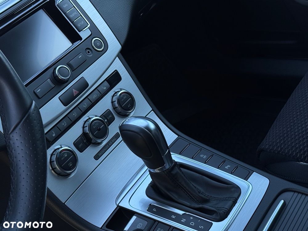 Volkswagen Passat 2.0 TDI Highline R-Style DSG - 25