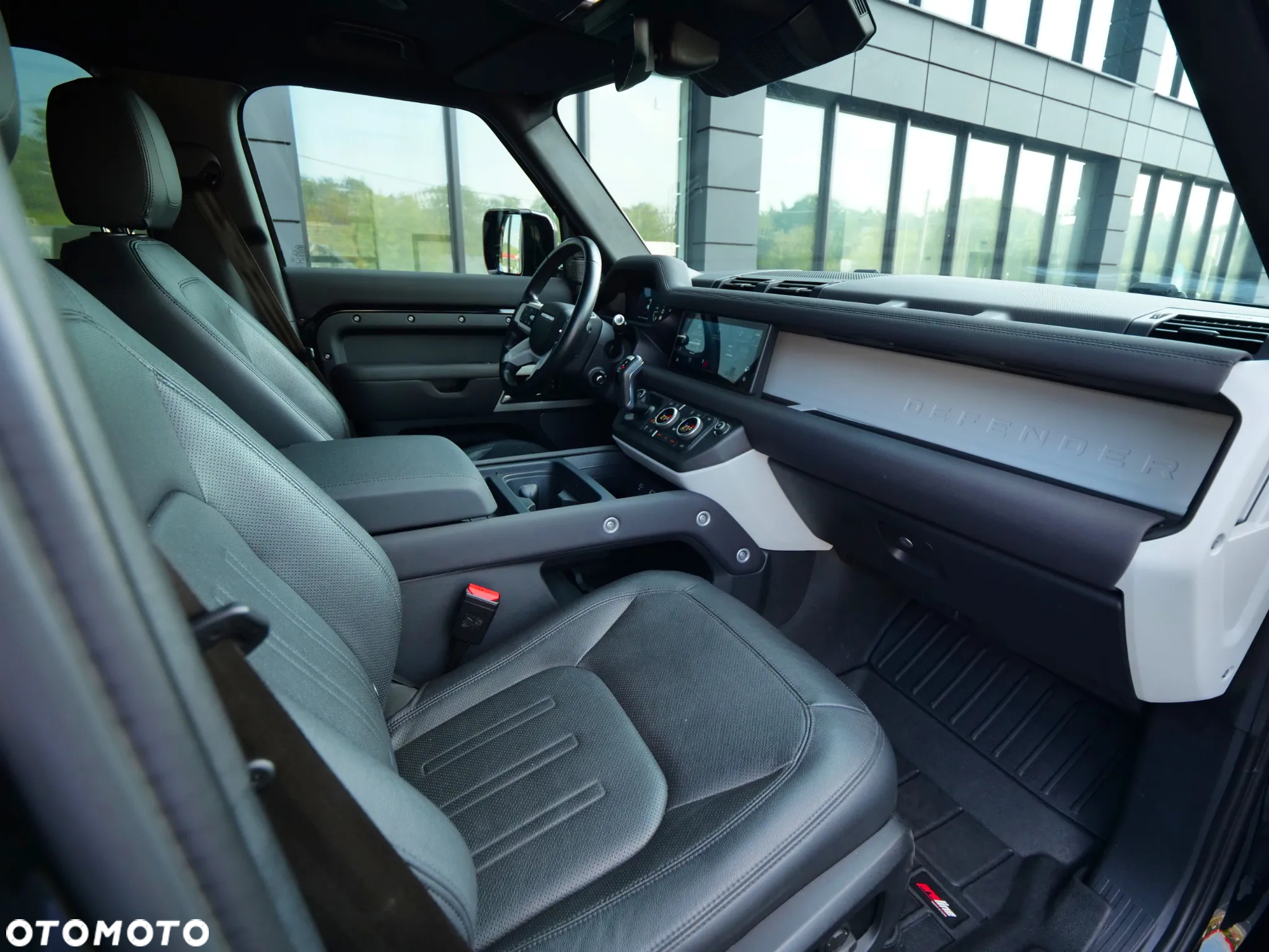 Land Rover Defender - 37