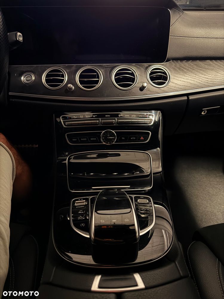 Mercedes-Benz Klasa E 220 d 4-Matic 9G-TRONIC - 20