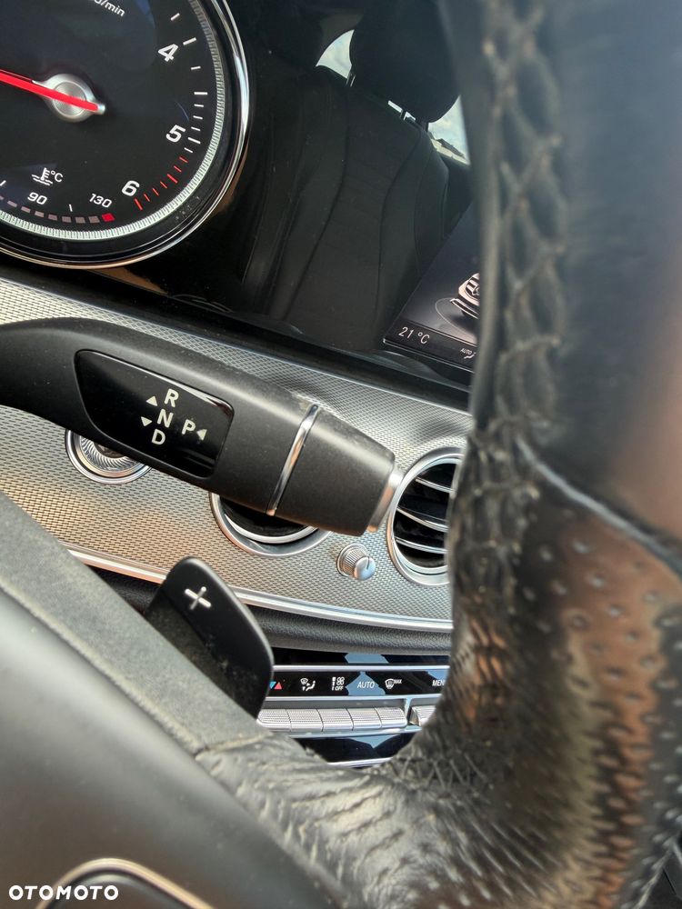 Mercedes-Benz Klasa E 220 d 4-Matic 9G-TRONIC - 37