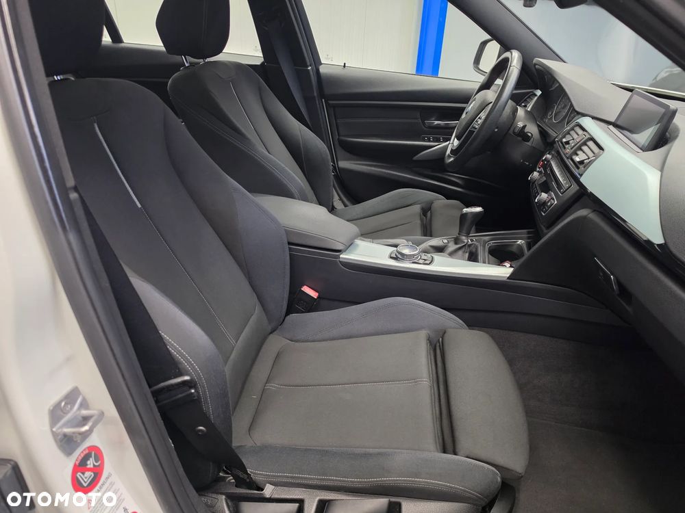 BMW Seria 3 318d DPF Edition Sport - 32