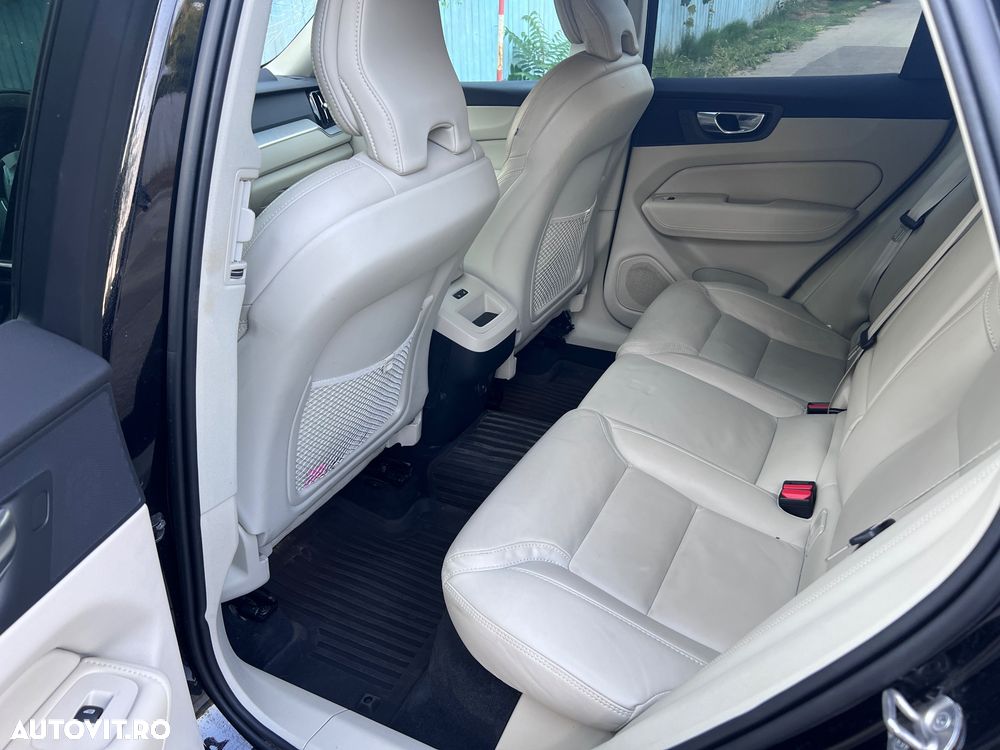 Volvo XC 60 B4 MHEV AT AWD Ultimate Dark - 8