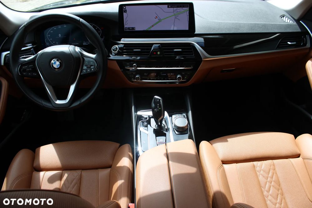 BMW Seria 5 530i xDrive mHEV - 13