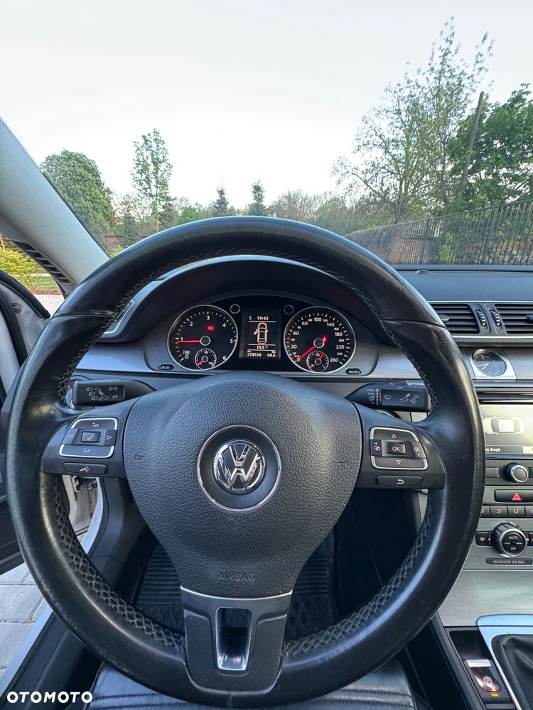 Volkswagen Passat 2.0 TDI Highline R-Style - 10