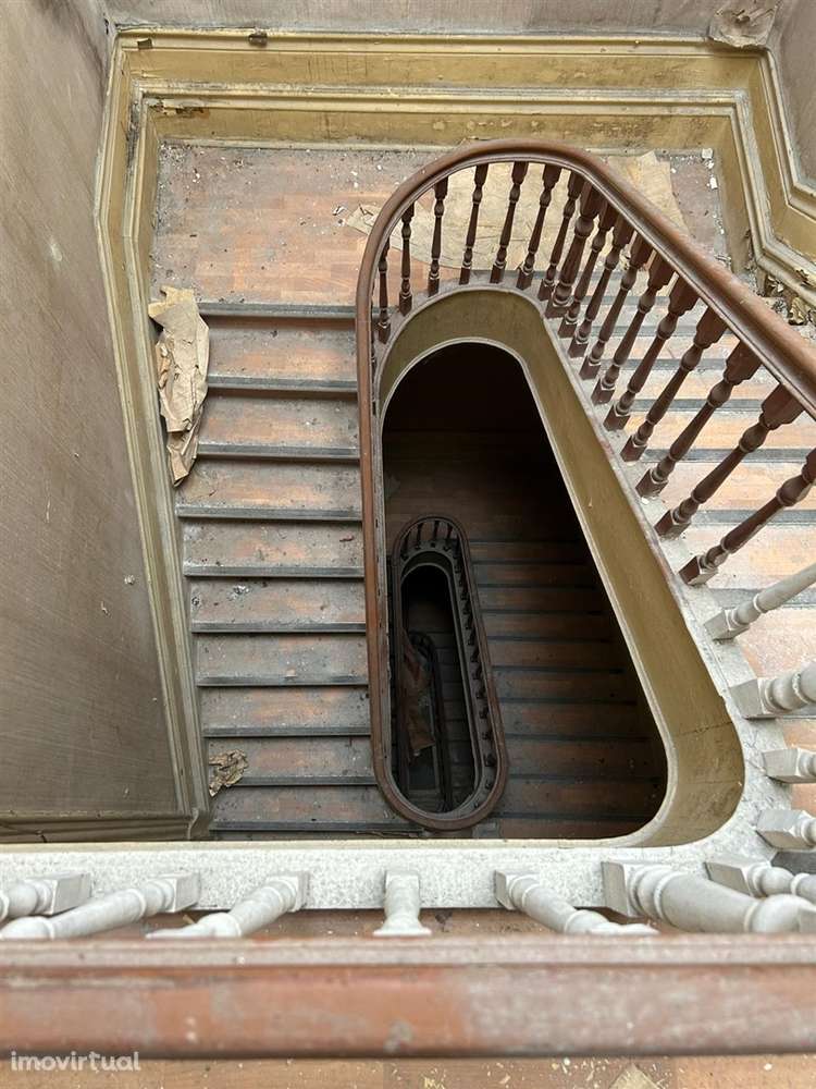 Prédio para Reabilitar na Baixa do Porto junto à Universidade Lusófona - Grande imagem: 2/24
