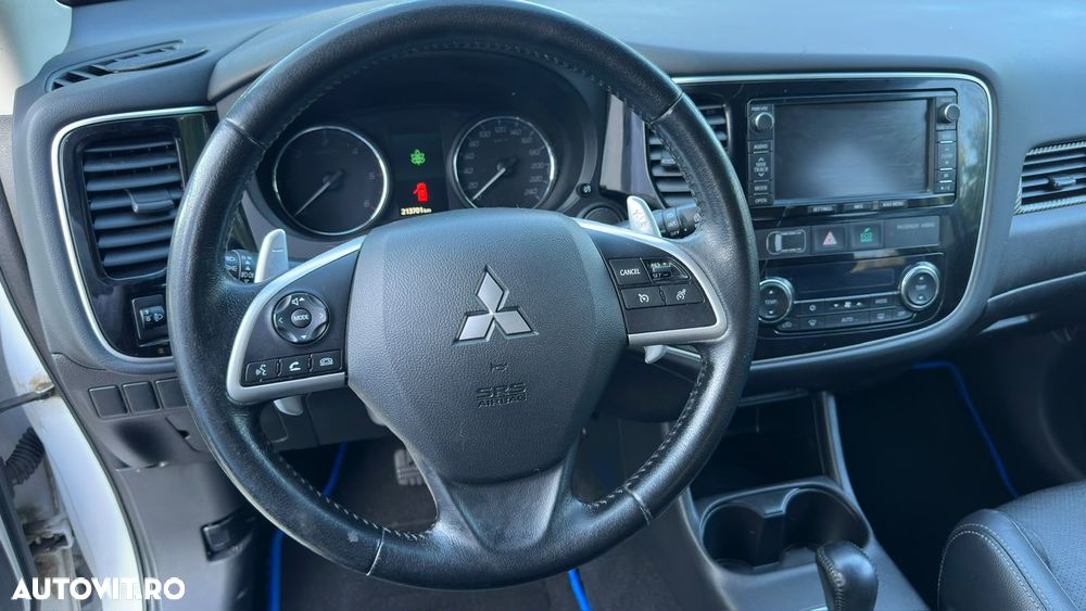 Mitsubishi Outlander - 9