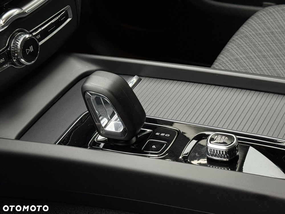 Volvo XC 60 B4 D AWD Momentum Pro - 11